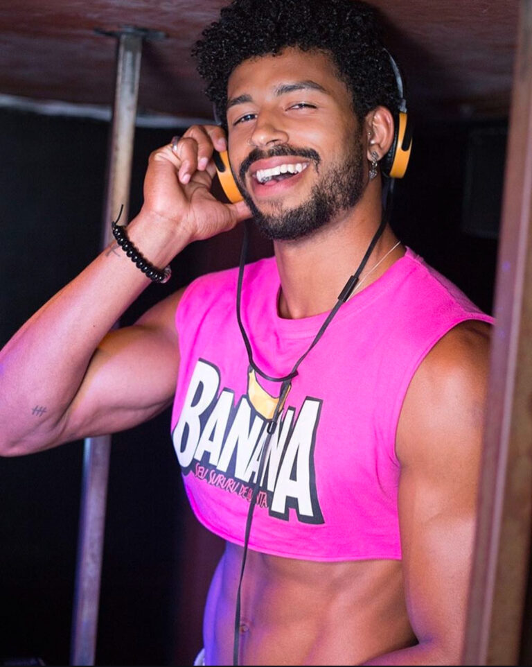 Debutando como DJ no dia do meu aniversário na festa que também trabalhava como hostes (Festa Banana)
