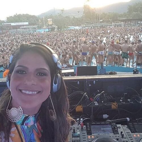 Estreia na The OriginaI BraziIian, Rio Water PIanet (2018). Foi minha primeira festa grande, tocando para 10 miI pessoas.