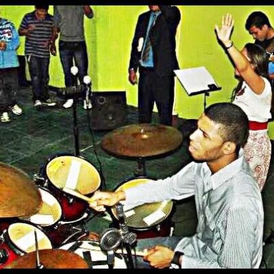 Foto do culto de aniversário do grupo Livrato. Aqui eu tocava bateira e cantava