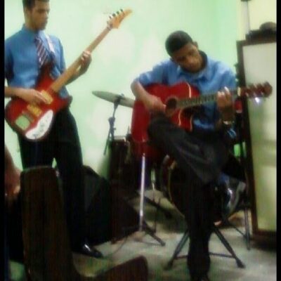 Foto grupo Livrato se apresentando em um culto e eu tocando violão